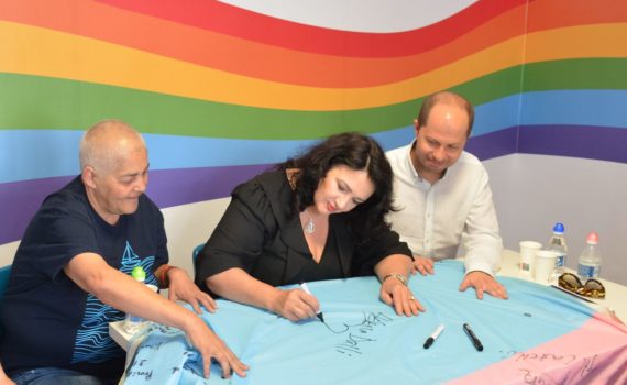 Helena-Dalli-firma-la-bandera-trans